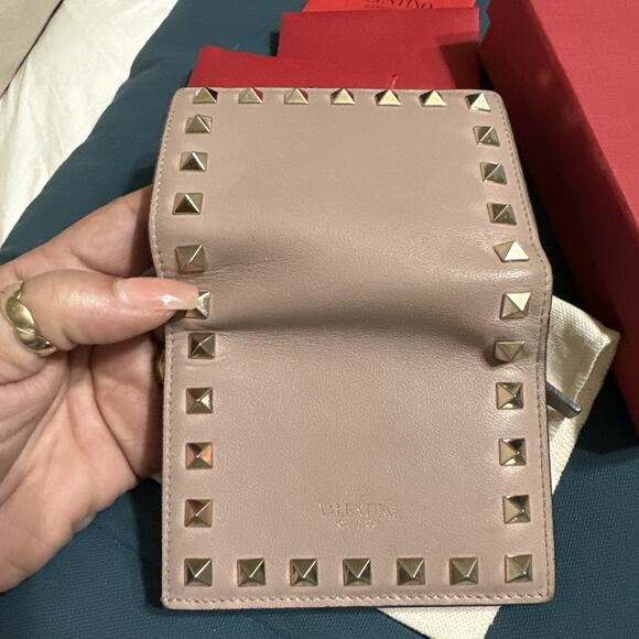 Authentic Valentino Rockstud Taupe Leather Silver Studded Wallet Dust Cover/Box - Picture 10 of 10